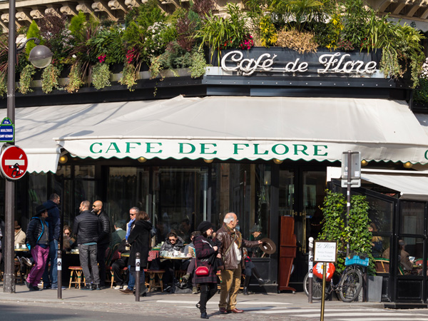 Cafe de Fleur Im Cafe de Fleur in Paris traf sich Sartre regelmäßig mit Simone de Beauvoir und Albert Camus